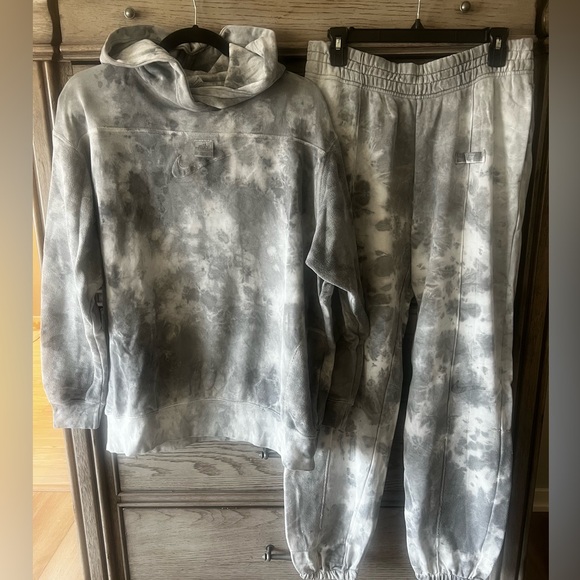 Nike Gray Acid Wash Tie-Dye Sweatshirt and joggers set like new - Picture 8 of 16